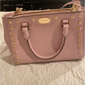 🎅🏻⭐️Great X Mas gift🎄🎁EUC Medium sized Pink studded Michael Kors Crossbody🎁